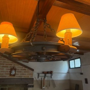 Lámpara Rústica con Rueda de Carro - Madera y Hierro - imagen 2
