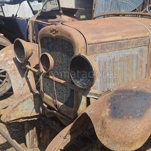 Lote siguiente: Automóvil Antiguo Rústico para Restaurar