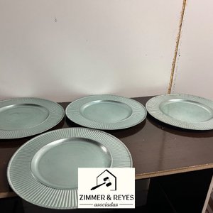 Set de 4 Platos Lisos con Borde Festoneado - imagen 3