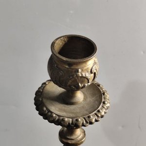 Portavelas de Bronce con Detalles Ornamentales - imagen 2