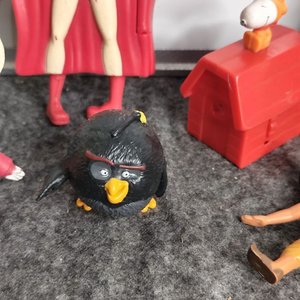 Lote de Figuras de Juguete Antiguas: Supergirl, Angry Bird, Snoopy y Más - imagen 4