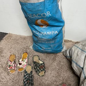 Lote de Más de 50 Pares de Pantuflas y Calzado Variado - imagen 7