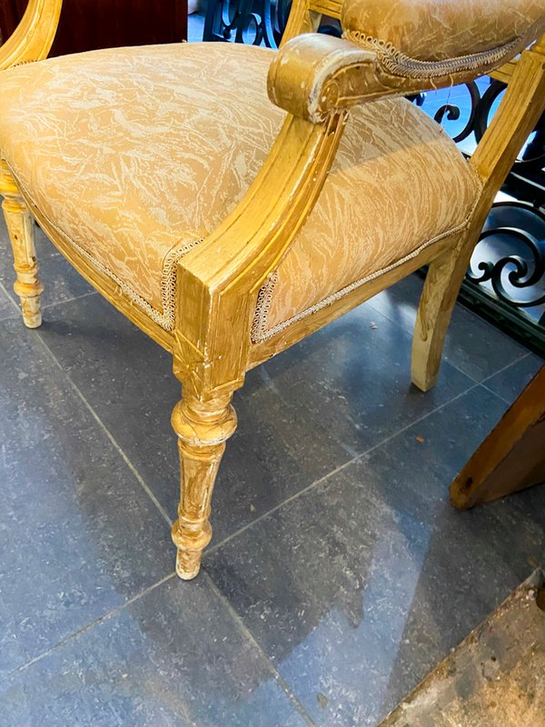 Mueble de madera oscuro estilo oriental con herrajes dorados - imagen 1
