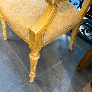 Mueble de madera oscuro estilo oriental con herrajes dorados - imagen 1