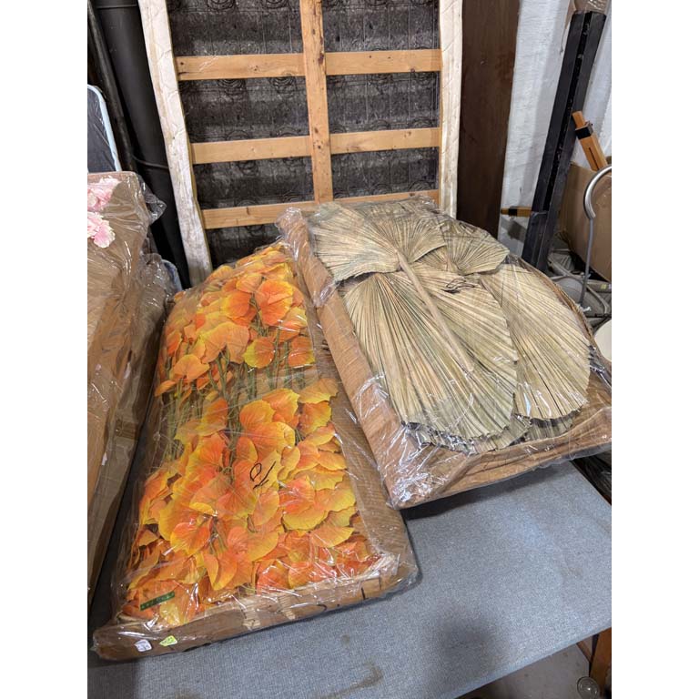 Lote anterior: Paquetes de hojas de palmeras y flores artificiales