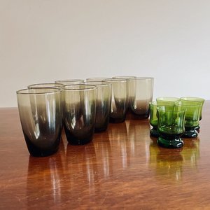 Lote de 9 Vasos Ahumados y 5 Copitas de Licor Verdes - imagen 1