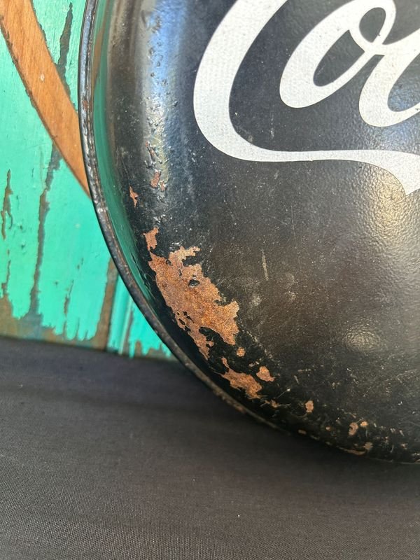 Antigua Pastilla de coca cola litografiada Negra de chapa - imagen 4
