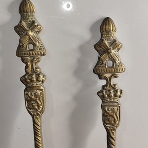 Par de Piezas Decorativas de Bronce Macizo: Tenedor y Cuchara con Escenas Holandesas - imagen 3