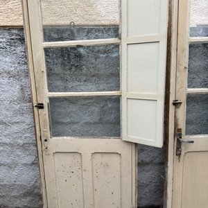 Dos Puertas de Madera con Postigones, Marcos y Llaves - imagen 6