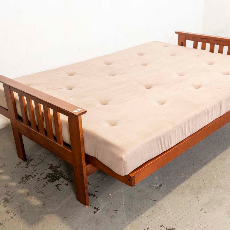 Sofá cama de madera con colchón capitoneado para una comodidad óptima - imagen 2