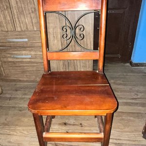 Lote anterior: Silla de Madera Maciza con Detalles de Forja