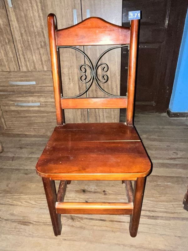 Silla de Madera Maciza con Detalles de Forja