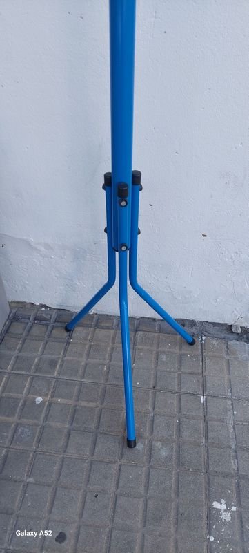 Perchero en caño azul en buen estado - imagen 2