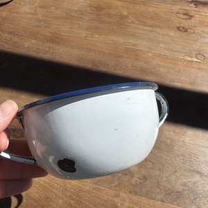 Cazuela y 2 Tazas Esmaltadas Blancas con Bordes Azules - imagen 3