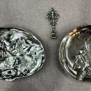 Lote de Dos Placas Decorativas en Relieve y Sello con Flor de Lis - imagen 1