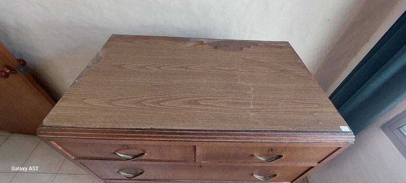 Mueble de madera con cajones y espejo - imagen 7