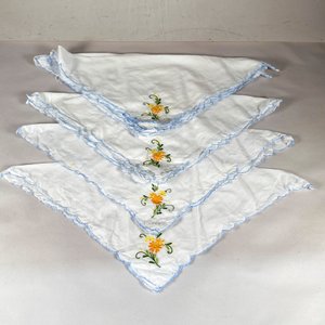 Lote anterior: Ocho Servilletas Blancas con Bordado Floral y Borde Azul