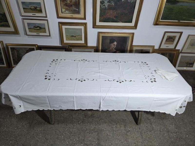 Lote siguiente: Mantel calado y bordado con servilletas