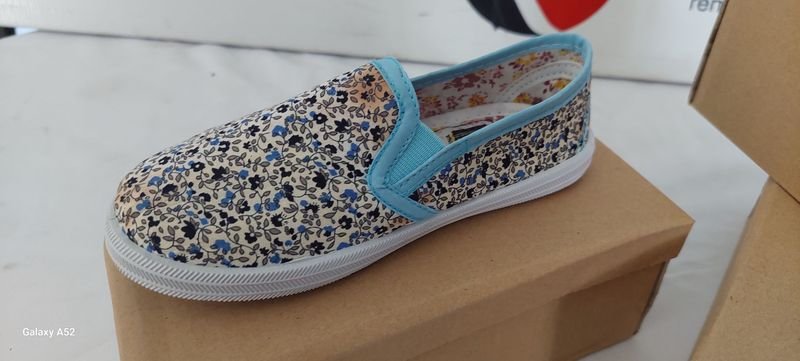 Zapatos de tela azul con diseño colorido - imagen 2
