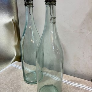 Par de Botellas Antiguas de Vidrio Verdoso con Cierre Mecánico - imagen 2