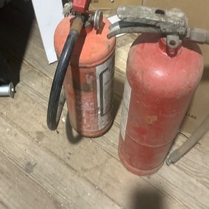 Lote siguiente: Dos Extintores de Incendio Vintage