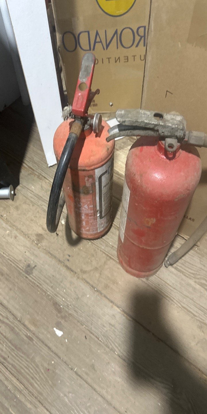 Dos Extintores de Incendio Vintage