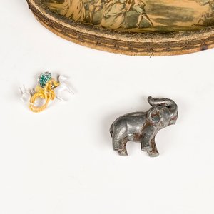 Lote de 8 piezas: Ánfora decorativa, caja antigua, termómetro, figuras y más - imagen 9