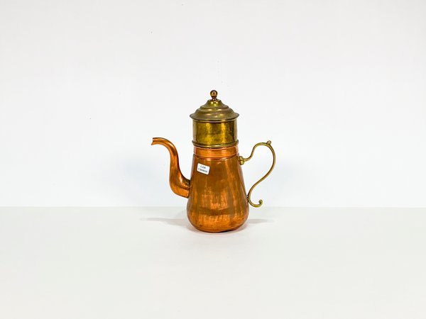 Lote siguiente: Cafetera de bronce y cobre con manija y asa