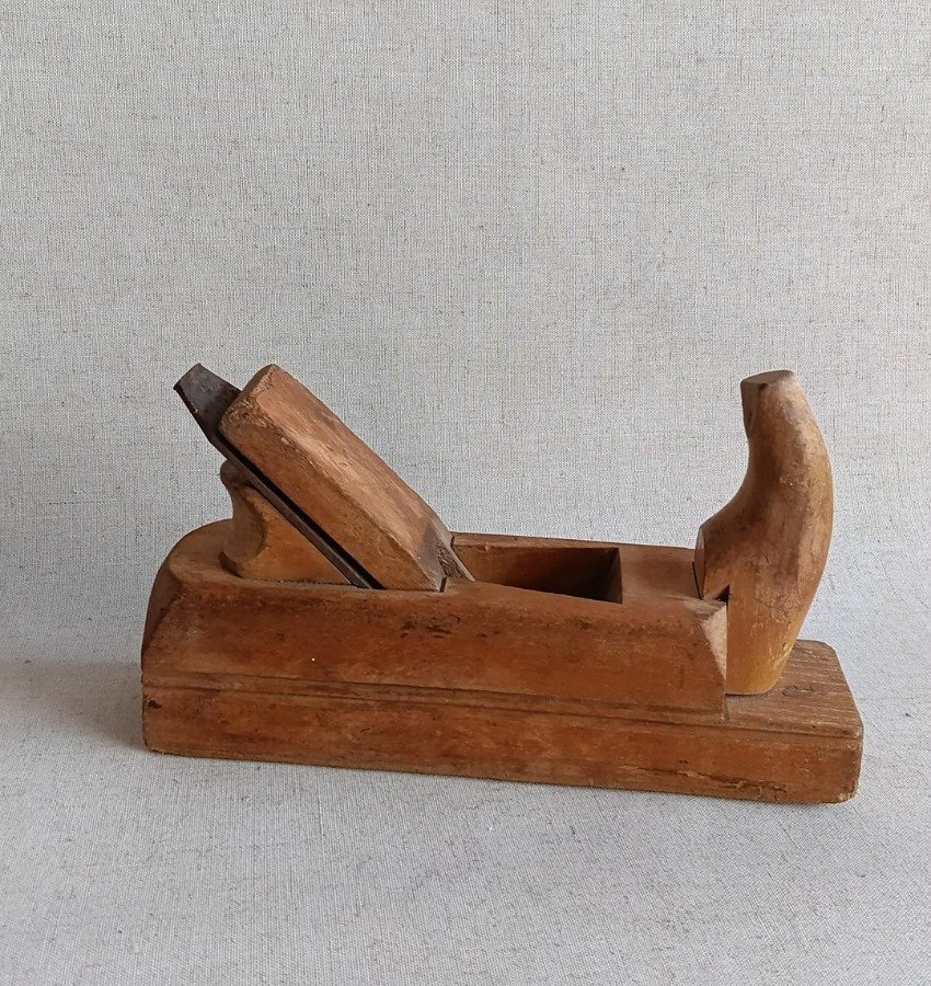 Cepillo de carpintero antiguo de madera con cuchilla sellada