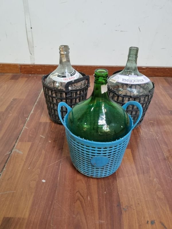 Lote siguiente: Damajuanas de 5 litros para vino