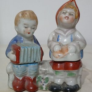 Salero y Pimentero de Porcelana Estilo Niños Tocando Acordeón - Origen Japón - imagen 3