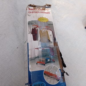 Tres piezas: organizador de ropa, mopa con spray y limpiador giratorio. - imagen 3