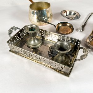 Lote de 12 Piezas de Plata Antigua: Centro de Mesa, Servilleteros, Candeleros, Bombilla y Escurridor de Té - imagen 2