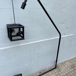Lote de 3 Veladores Industriales en Hierro Negro: Pie y Apliques Cubo - imagen 8