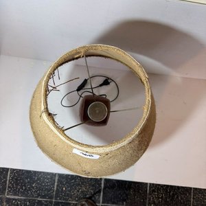 Lámpara de Mesa con Base de Cerámica y Pantalla de Arpillera - imagen 4