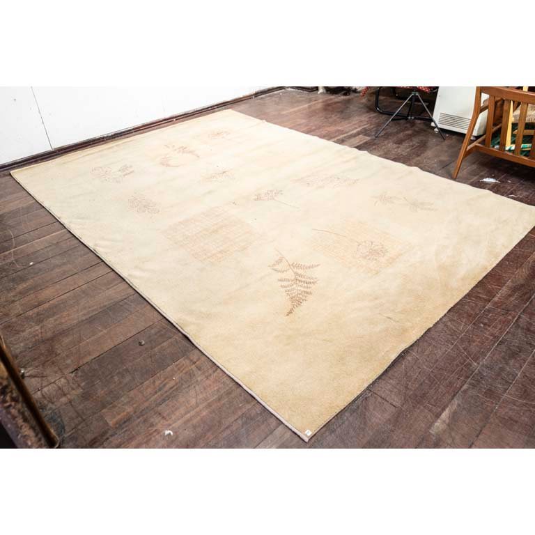 Lote anterior: Gran alfombra de lana en color beige, con diseño de hojas