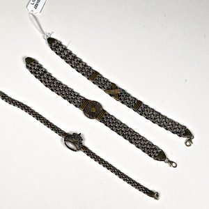 Tres Pulseras Metálicas con Diseños Florales y Animales - imagen 1