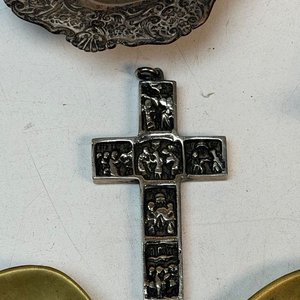 Lote Variado: Candelabros de Bronce, Joyeros Plateados y Utensilios - imagen 10