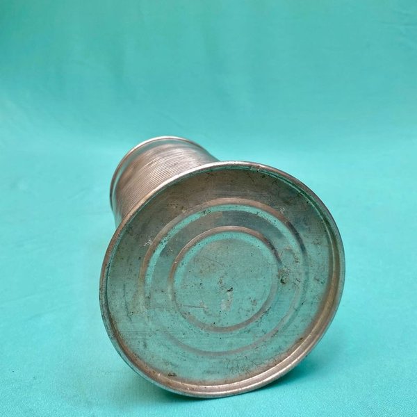 Antiguo termómetro de aluminio con tubo en vidrio y tapón metálico - imagen 4