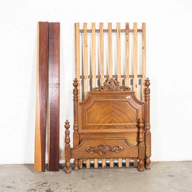 Lote anterior: Cama de una plaza tallada en madera