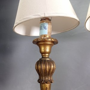 Par de Lámparas de Mesa Clásicas en Madera Dorada con Pantallas - imagen 4