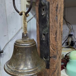 Campana Antigua de Bronce con Soporte Rústico de Madera y Hierro - imagen 2