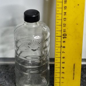 Lote siguiente: Botella Antigua de Vidrio Shell con Tapa Negra