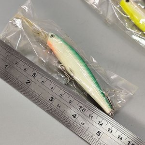 Lote de 3 Señuelos de Pesca Tipo Minnow con Babero y Anzuelos - imagen 6