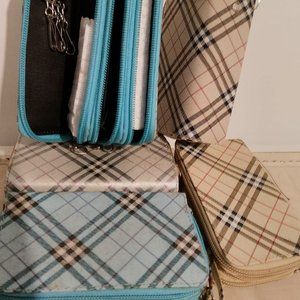 Lote anterior: Set de 3 Monederos Estilo Burberry con Cierres