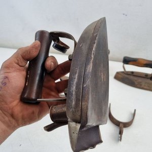 Set Decorativo Antiguo: 4 Planchas a Carbón, Base y Espuela de Jinete - imagen 4