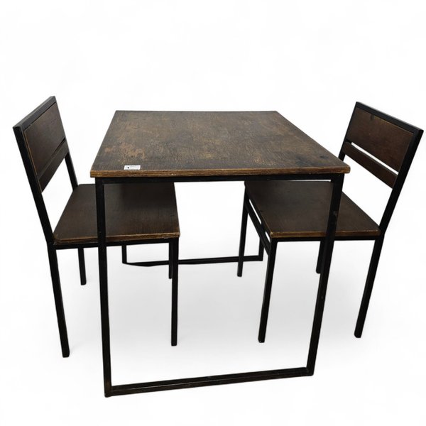 Juego de mesa con dos sillas en buen estado