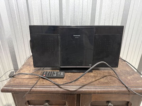 Equipo de Música Panasonic SC-HC27 con Control Remoto