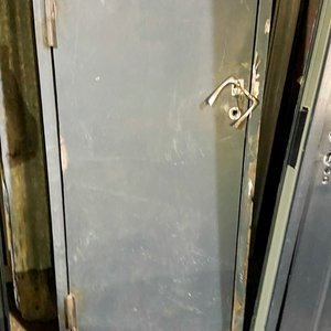 Una puerta de chapa color gris con detalle 205 x 75 cm - imagen 4