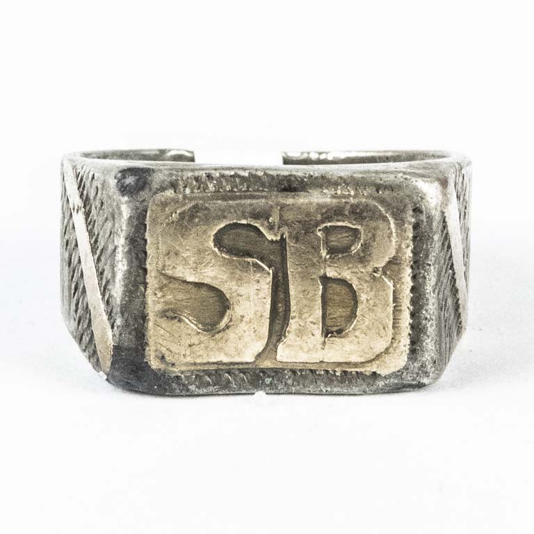 Lote siguiente: Anillo de plata iniciales SB - Detalles en español